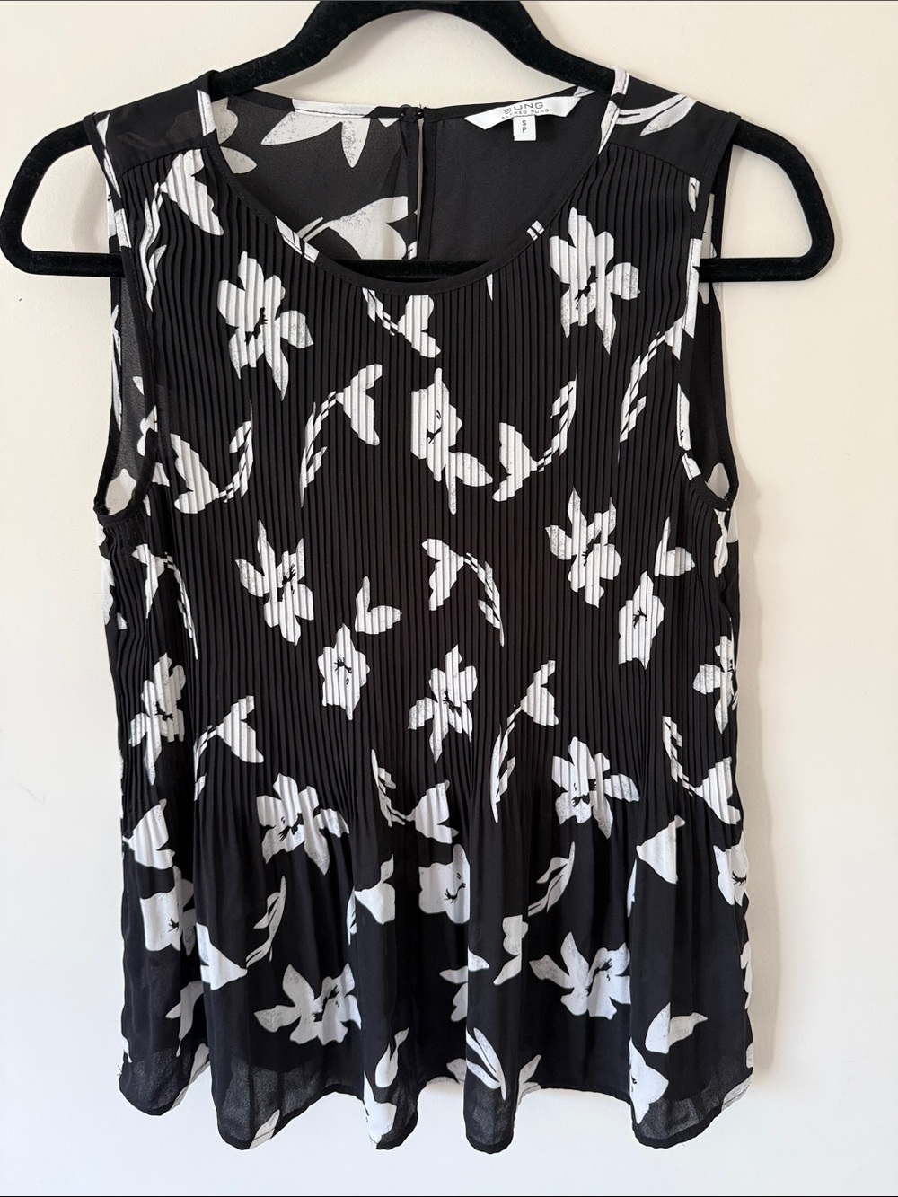 305. ALFRED SUNG PLEATED FLORAL TOP